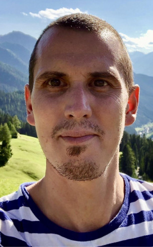 Dr habil Stefan Knecht