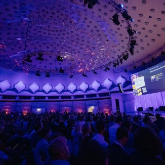 Platform Beats Model: Agentic Context Engineering in Enterprise AI