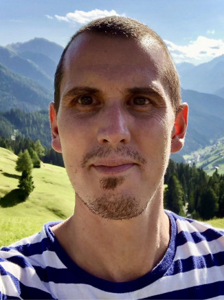 Dr habil Stefan Knecht